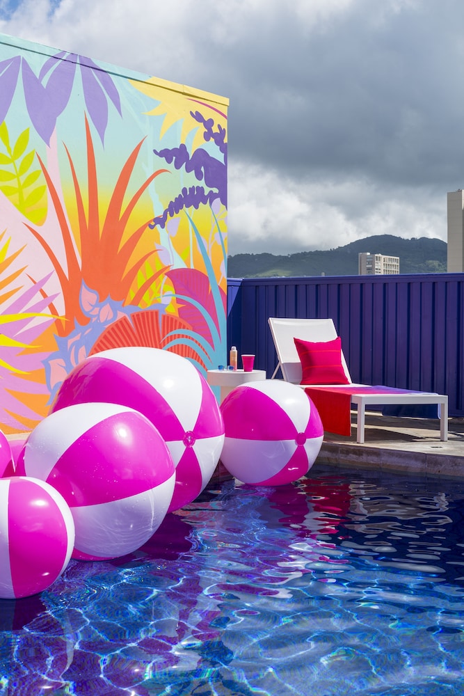 Shoreline Hotel Waikiki — Swimming pool in Honolulu, Hawaii