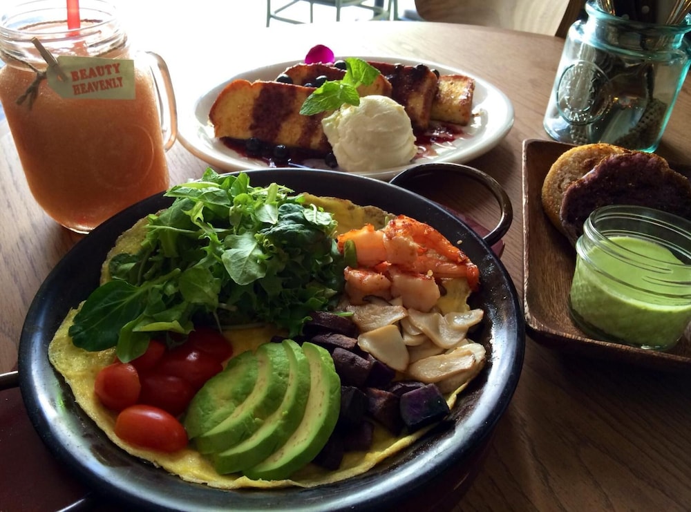 Shoreline Hotel Waikiki — Restaurant & bars in Honolulu, Hawaii