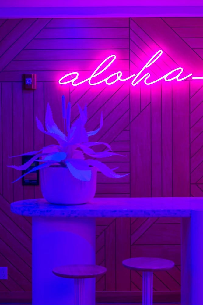 Shoreline Hotel Waikiki — Restaurant & bars in Honolulu, Hawaii