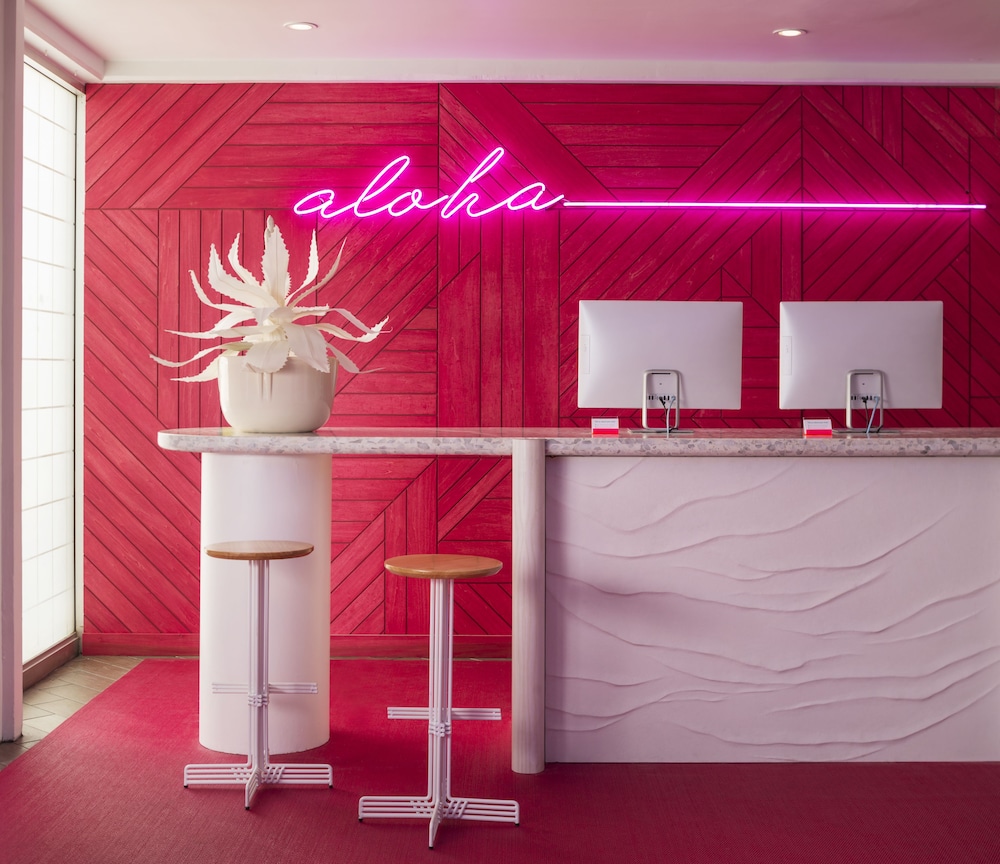 Shoreline Hotel Waikiki — Restaurant & bars in Honolulu, Hawaii