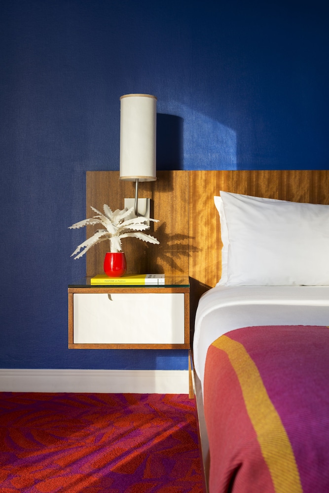 Shoreline Hotel Waikiki — Hotel rooms in Honolulu, Hawaii