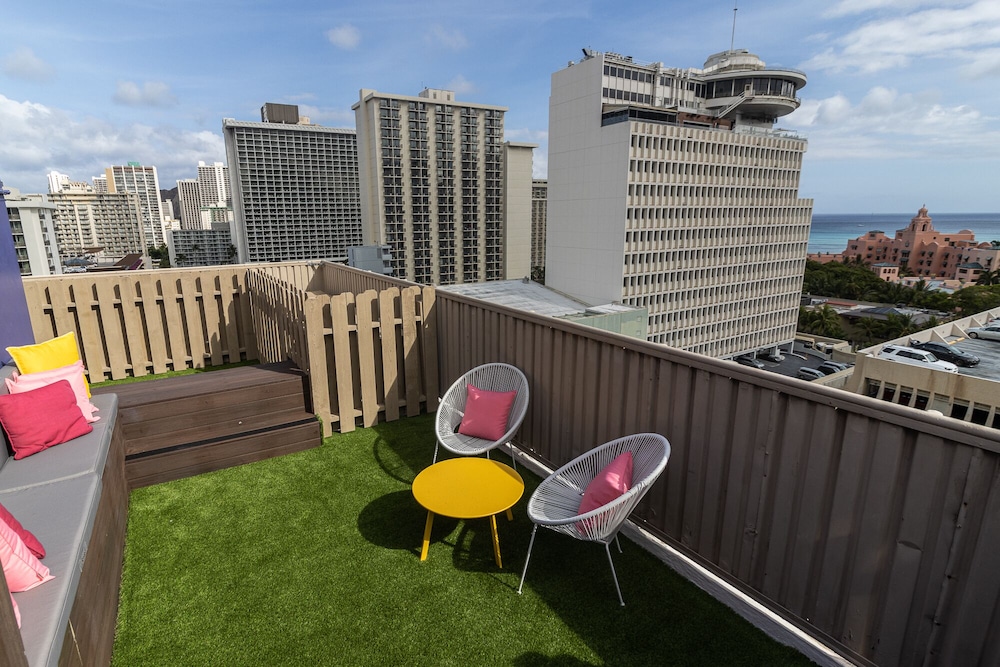 Shoreline Hotel Waikiki — Hotel building in Honolulu, Hawaii