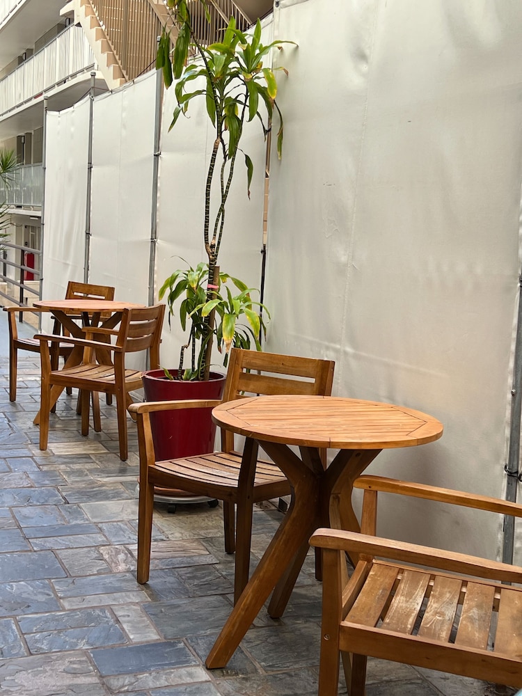 Stay Hotel Waikiki — Restaurant & bars in Honolulu, Hawaii