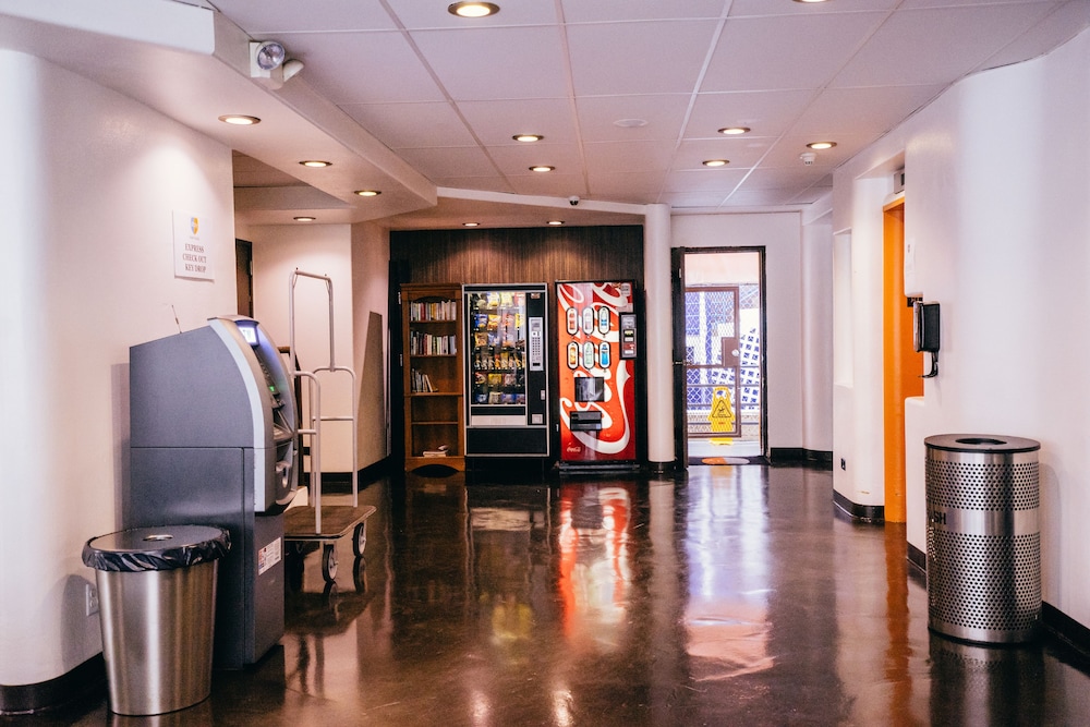 Stay Hotel Waikiki — Restaurant & bars in Honolulu, Hawaii