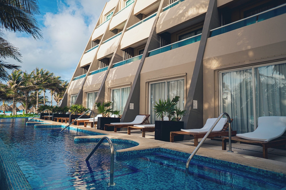 Flamingo Cancun - All Inclusive — Swimming pool in Cancun, Quintana Roo