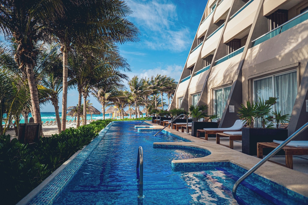 Flamingo Cancun - All Inclusive — Swimming pool in Cancun, Quintana Roo