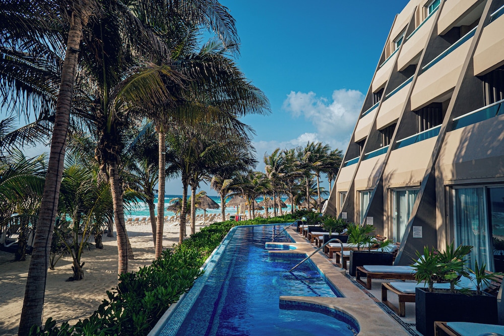 Flamingo Cancun - All Inclusive — Swimming pool in Cancun, Quintana Roo