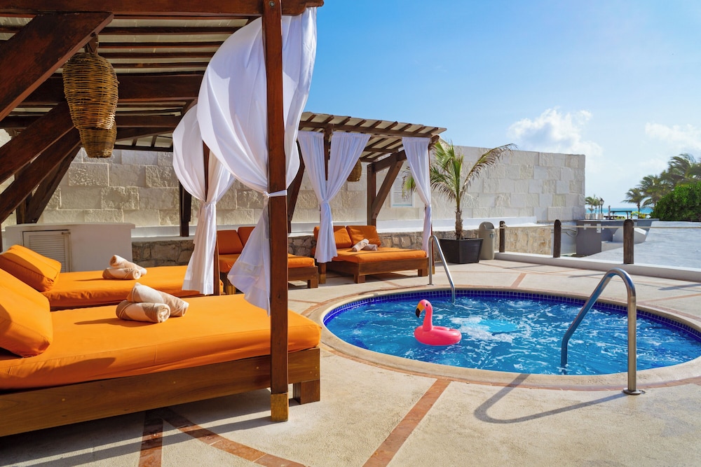 Flamingo Cancun - All Inclusive — Swimming pool in Cancun, Quintana Roo