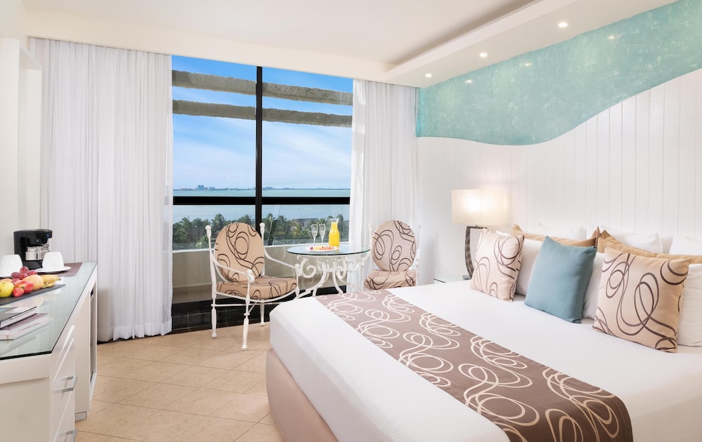 The Grand Oasis Cancun - All Inclusive — Hotel rooms in Cancun, Quintana Roo