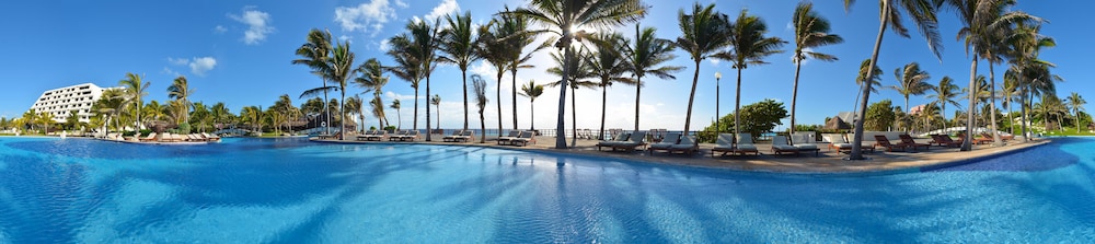The Grand Oasis Cancun - All Inclusive — Swimming pool in Cancun, Quintana Roo