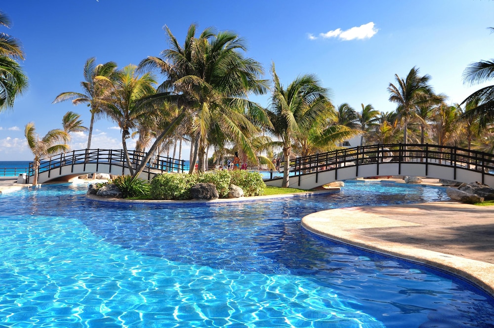 The Grand Oasis Cancun - All Inclusive — Swimming pool in Cancun, Quintana Roo