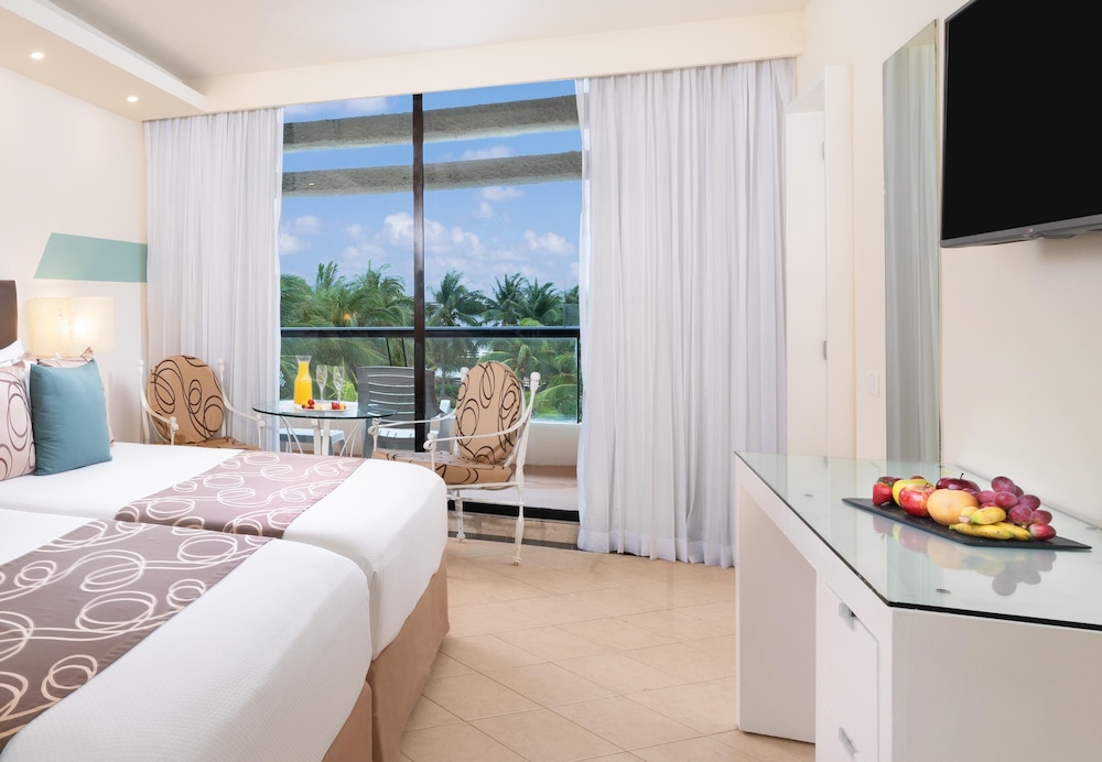 The Grand Oasis Cancun - All Inclusive — Hotel rooms in Cancun, Quintana Roo