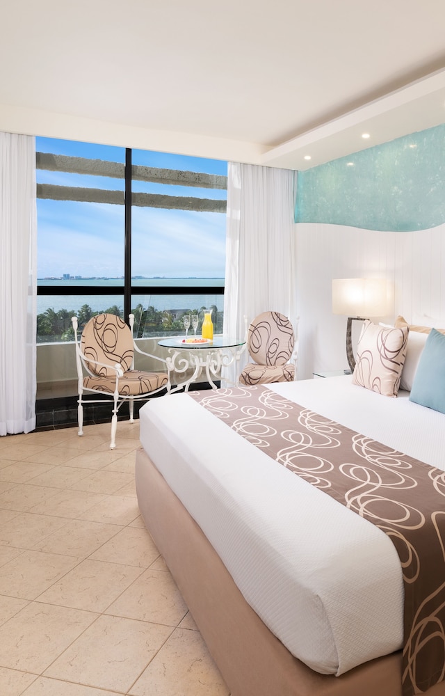 The Grand Oasis Cancun - All Inclusive — Hotel rooms in Cancun, Quintana Roo