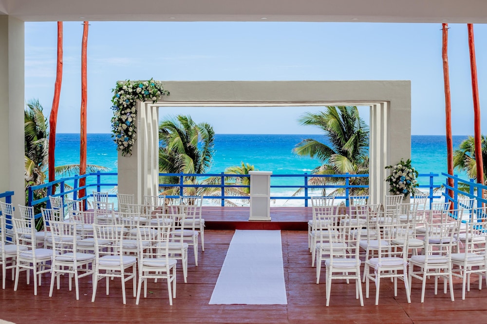 The Grand Oasis Cancun - All Inclusive — Hotel building in Cancun, Quintana Roo