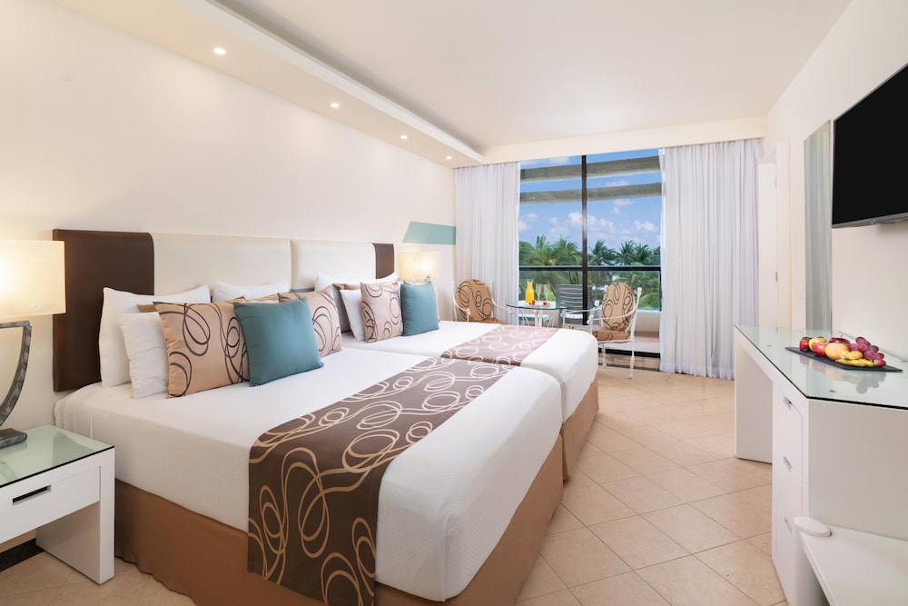 The Grand Oasis Cancun - All Inclusive — Hotel rooms in Cancun, Quintana Roo
