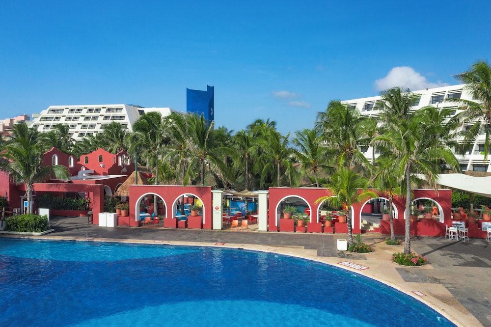 The Grand Oasis Cancun - All Inclusive — Swimming pool in Cancun, Quintana Roo