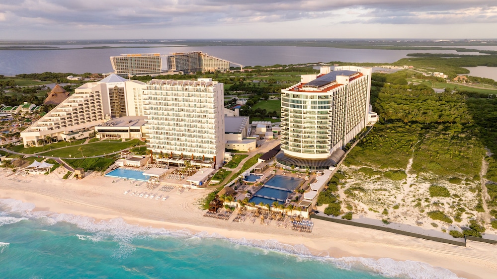 Seadust Cancún Beach Resort  All Inclusive — Hotel building in Cancun, Quintana Roo