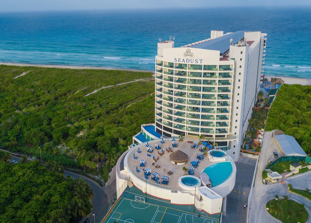 Seadust Cancún Beach Resort  All Inclusive — Hotel building in Cancun, Quintana Roo