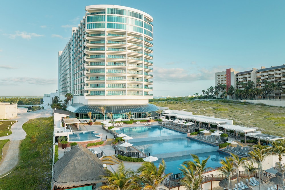 Seadust Cancún Beach Resort  All Inclusive — Hotel building in Cancun, Quintana Roo