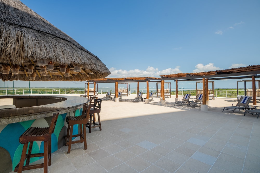 Seadust Cancún Beach Resort  All Inclusive — Restaurant & bars in Cancun, Quintana Roo