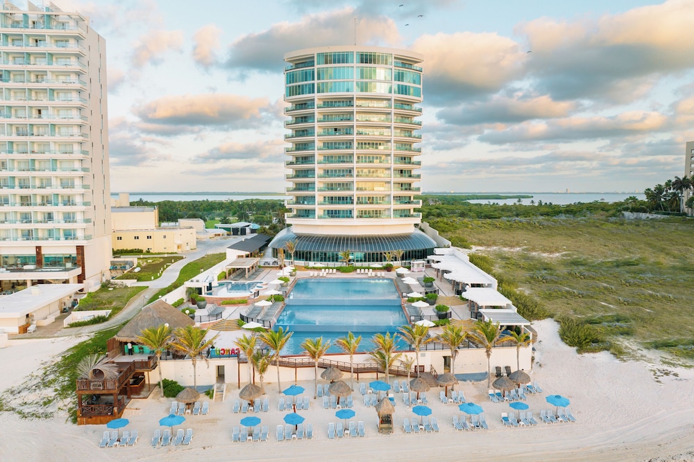 Seadust Cancún Beach Resort  All Inclusive — Hotel building in Cancun, Quintana Roo