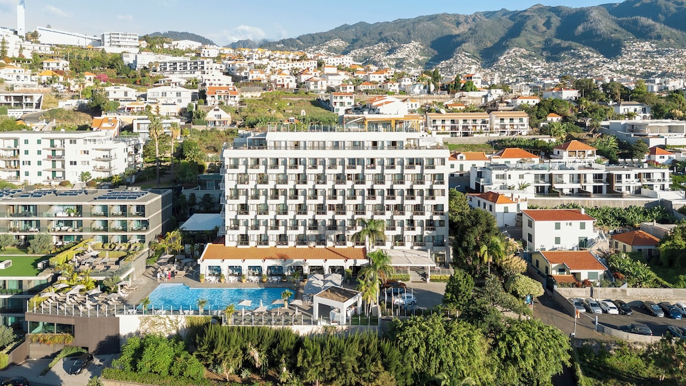 Tui Blue Gardens - Adults Only - Savoy Signature — Hotel building in Funchal, Madeira