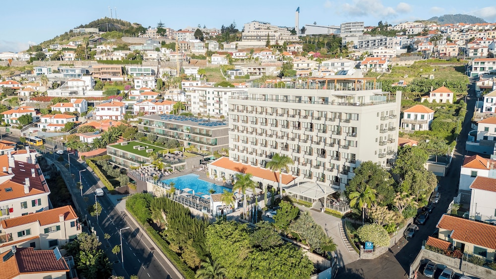 Tui Blue Gardens - Adults Only - Savoy Signature — Hotel building in Funchal, Madeira