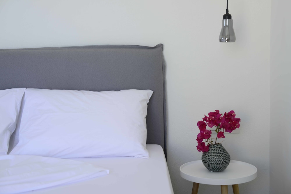 Aplai Dome — Hotel rooms in Oia, South Aegean