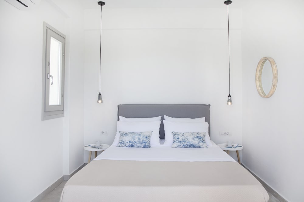 Aplai Dome — Hotel rooms in Oia, South Aegean