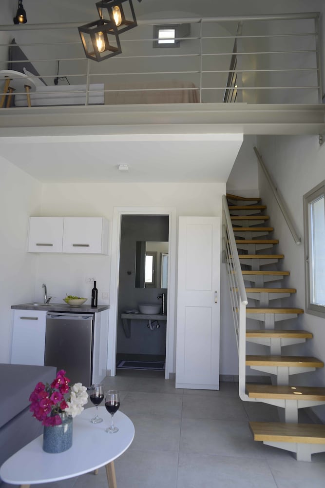 Aplai Dome — Hotel rooms in Oia, South Aegean