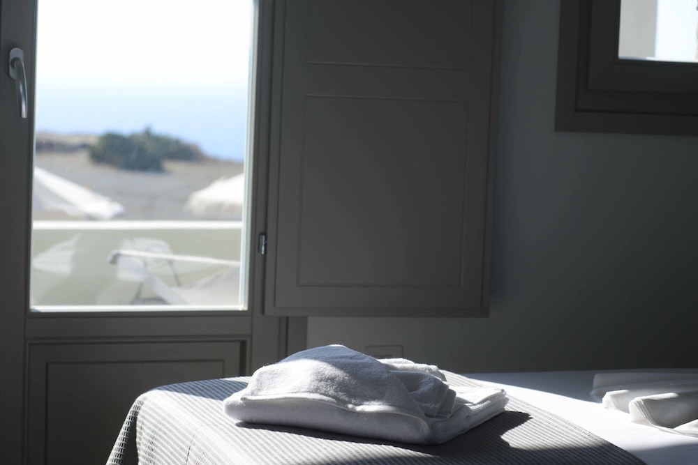 Aplai Dome — Hotel rooms in Oia, South Aegean