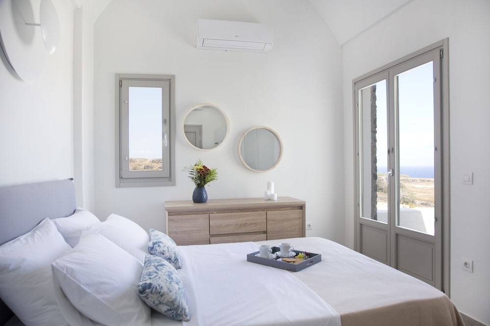 Aplai Dome — Hotel rooms in Oia, South Aegean
