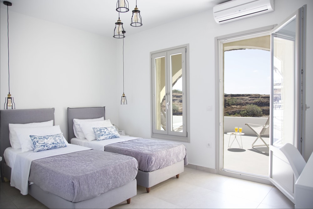 Aplai Dome — Hotel rooms in Oia, South Aegean