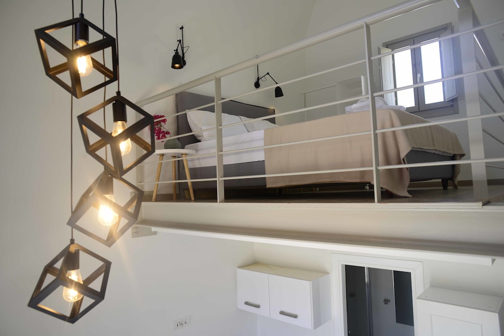 Aplai Dome — Hotel rooms in Oia, South Aegean