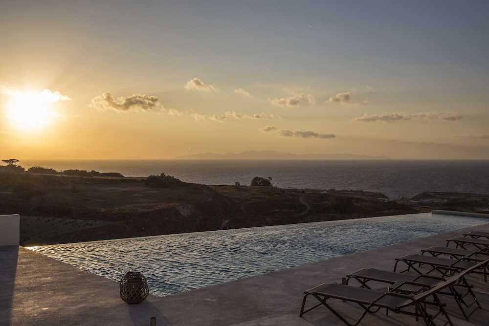 Aplai Dome — Swimming pool in Oia, South Aegean