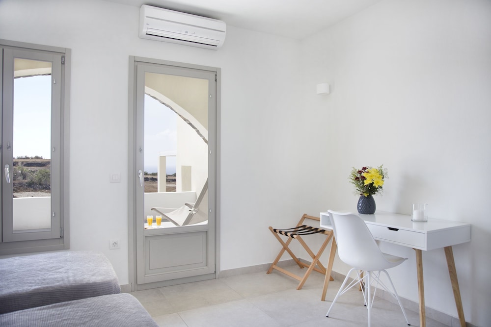 Aplai Dome — Hotel rooms in Oia, South Aegean