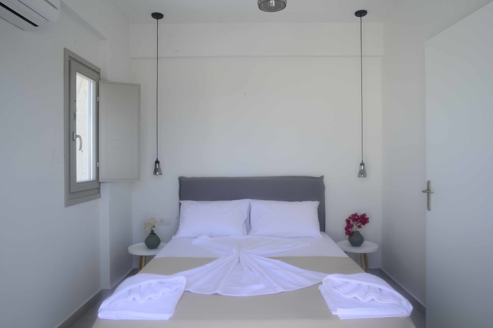 Aplai Dome — Hotel rooms in Oia, South Aegean