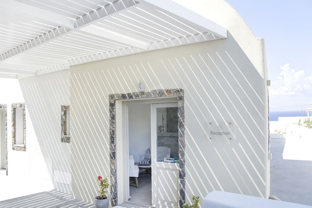 Aplai Dome — Hotel building in Oia, South Aegean