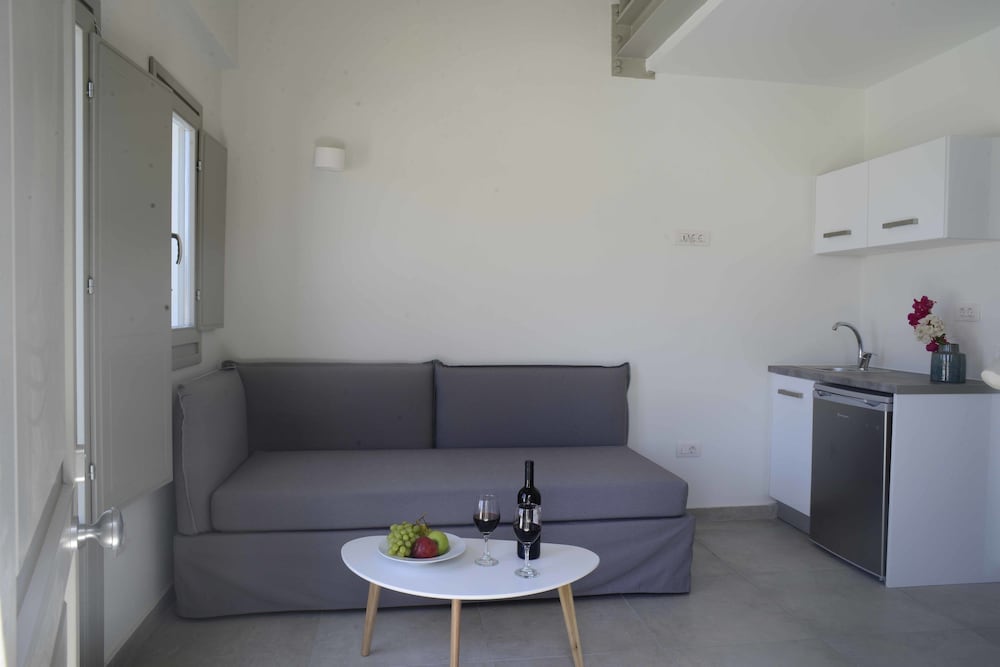 Aplai Dome — Hotel rooms in Oia, South Aegean
