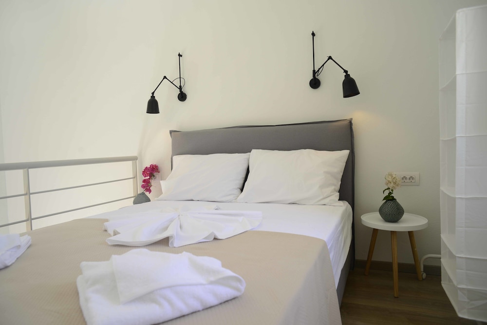 Aplai Dome — Hotel rooms in Oia, South Aegean