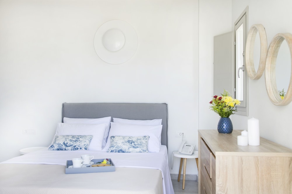 Aplai Dome — Hotel rooms in Oia, South Aegean