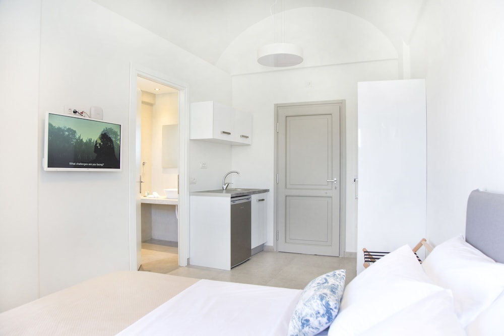 Aplai Dome — Hotel rooms in Oia, South Aegean