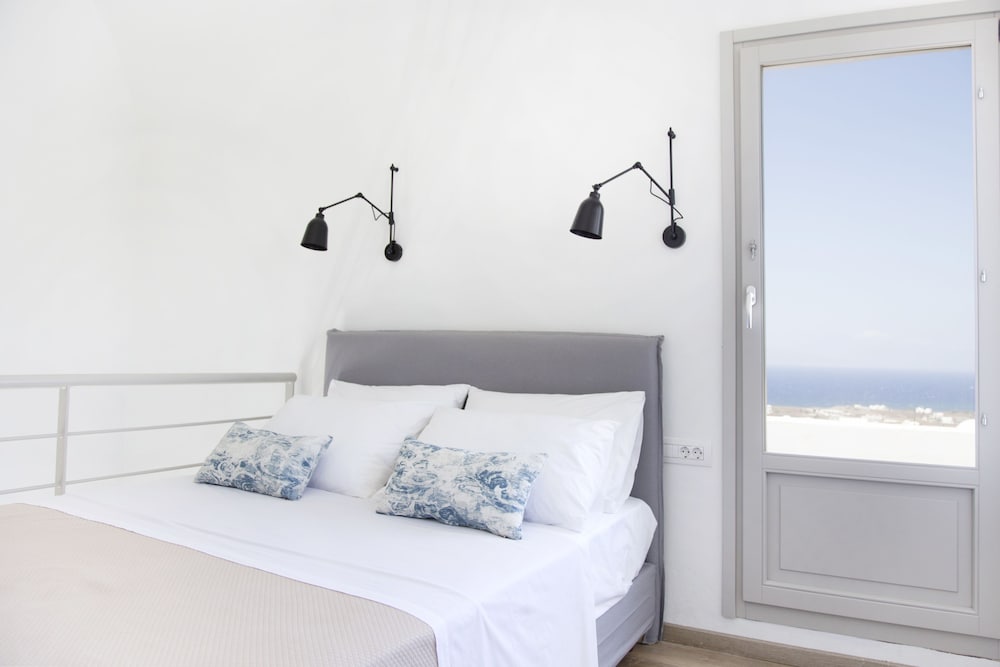 Aplai Dome — Hotel rooms in Oia, South Aegean