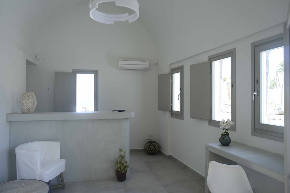 Aplai Dome — Hotel building in Oia, South Aegean