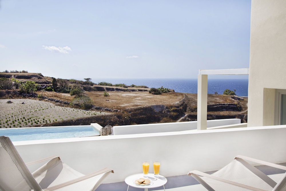 Aplai Dome — Hotel rooms in Oia, South Aegean