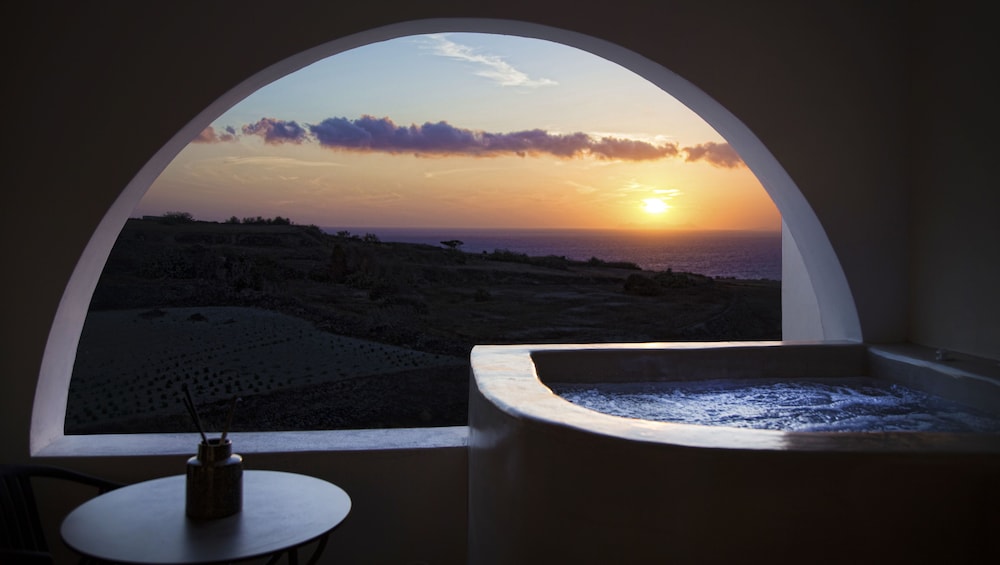 Aplai Dome — Hotel rooms in Oia, South Aegean