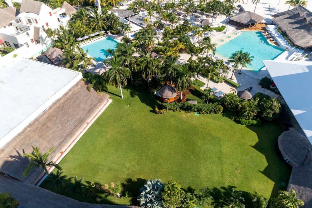 InterContinental Presidente Cancun Resort by IHG — Swimming pool in Cancun, Quintana Roo