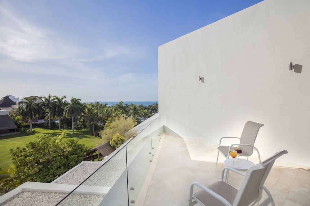 InterContinental Presidente Cancun Resort by IHG — Hotel building in Cancun, Quintana Roo