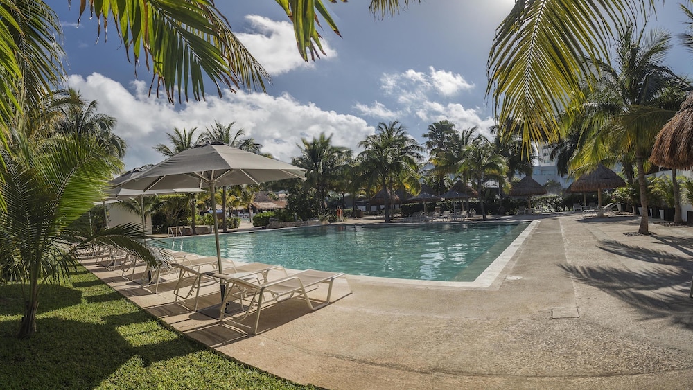 InterContinental Presidente Cancun Resort by IHG — Swimming pool in Cancun, Quintana Roo