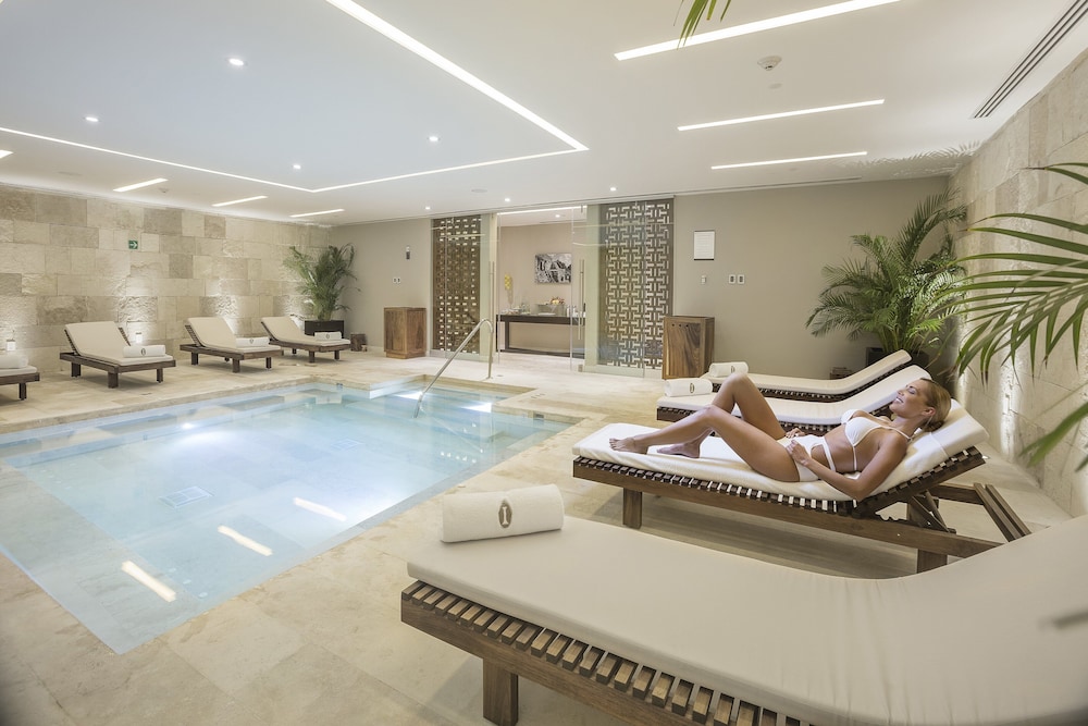 InterContinental Presidente Cancun Resort by IHG — Swimming pool in Cancun, Quintana Roo